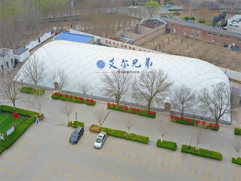 氣膜運動館在強風天氣下的穩定性如何？