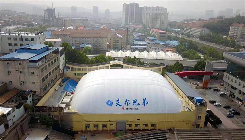 不受場地限制，可以在樓頂上建設(shè)的充氣體育館